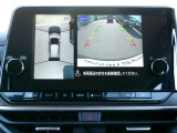 まるで上空から見下ろしているような感じで駐車が楽にできるアラウンドビューモニター!