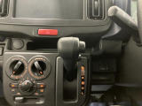 【インパネシフト】シフト操作のしやすいインパネシフトです。足元が広くなりすっきりしますので、大柄な方でも快適に運転ができます。