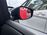 BSW(後側方車両検知警報)ブザーとともに、ブレーキを制御することで車両をもとの車線内に戻すような力を短時間発生させ、車両との接触を回避するようドライバーのステアリング操作をアシストします。