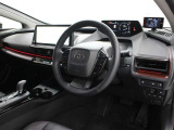 視線を前方に誘導する、トップマウントメーターを起点とし、安全確認がしやすく、運転に集中できる構成に。最大限走りの良さを楽しむことができます。