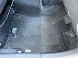 運転席フロアマットは使用感がありますが、目立つ汚れや破れはありません。