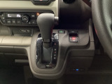 【eコンスイッチ】低燃費運転をサポートするECONモード。スイッチをONすると、エンジンやトランスミッション、A/Cなどを協調制御し、燃費の向上に貢献。エコドライブの効果を高めます。