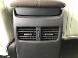 後部座席にもエアコン吹き出し口がしっかり装備されています。