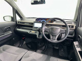 運転席まわりです。 各操作スイッチは使いやすい位置に配置されてます。