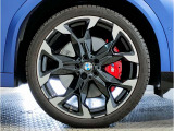【BMWアロイホイル】軽量かつ強度に拘ったアロイホイル。走行性能ポテンシャルを引き出す設計。車の足元を引き締めてくれる大きなポイントはアロイホイルです。