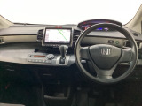 車内は光触媒抗菌消臭施工済です。インパネ周りはスタイリッシュなデザインです。グローブボックスやカップホルダーのほかにトレーなどたくさんの収納スペースが付いています。