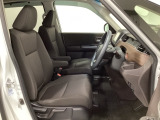 女性でも運転がしやすいように、シートの高さ調整機能(シートリフター)がついています。広い足元にゆったり座れるシートには肘掛も装備しており長距離の運転でも疲れにくいシートです。