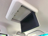 【フリップダウンモニター】大画面モニターで後席でもエンタメをお楽しみいただけます。小さなお子様にも大人気の装備です♪
