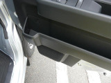ドアにもドリンクホルダー付き