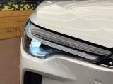 【LEDヘッドライト】悪天候や夜間走行時も良好な視界を確保し安心して運転できる高輝度LEDヘッドライトを装備!点灯速度が早く、消費電力も抑えられています。