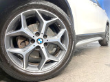 ●純正18インチアルミホイール:輸入車ならではの卓越した走りを支えるホイールと足回りです!日本車の走りに慣れている方にもぜひ体感して頂きたいほど、高いレベルでまとまっていま