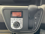 オートエアコン♪お好みの温度に設定するだけで車内を快適空間にしてくれますよ♪