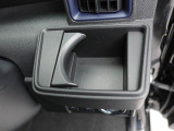 カップホルダーは運転席や助手席からちょうど手の届く位置です!!