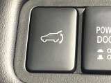 【パワーバックドア】スマートキーや運転席のボタンを押すだけでリアゲートが自動で開閉します!荷物を持っている時や、高い位置にあるバックドアを閉める際に便利な機能です♪