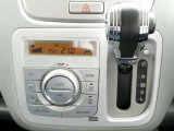 大きなダイヤルで簡単操作のオートエアコンは、温度を設定するだけで、車内をいつも快適にしてくれます!ミッションはCVTミッションでスムーズな走り。インパネシフトなので、横への移動もスムーズにできます。