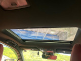 【大型サンルーフ】車内の解放感が一気に上がる大型のパノラマルーフ!季節を問わず開放的で快適なドライブをお楽しみいただけます。流通量も少なく希少価値の高い人気の装備です♪