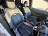 ゆったりとくつろげる運転席と助手席です。