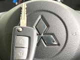 【キーレス】少し離れた場所からでもボタン一つでドアの開錠・施錠ができるのでとっても便利!ドアの鍵穴周りに傷をつけることもありません♪