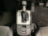 CVT車のセレクトレバーです。低速から高速まで、変速ショックのないスムーズな走りと、エンジン効率のよい領域を維持して燃費にも貢献します。サイドブレーキはスイッチ操作の電子制御パーキングブレーキです。