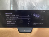 ハンドル操作をアシストすることにより車線からの逸脱回避を支援します。