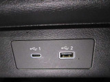 USB充電専用電源ソケットも付いています。モバイル機器などの充電専用
