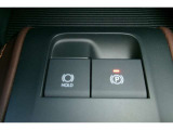 「P」ポジションに入れると自動で作動。「HOLD」スイッチを押し、システムONの状態にしておくことで、渋滞や信号待ちなどでブレーキを踏んで停車したときにブレーキを保持。アクセルを踏むと解除。