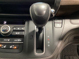 CVT車のセレクトレバーです。低速から高速まで、変速ショックのないスムーズな走りを実現するとともに、エンジン効率のよい領域を維持することで燃費にも貢献します。