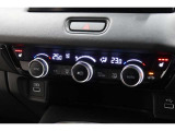運転席と助手席の温度設定の変更が可能な左右独立タイプのデュアルエアコンです♪♪♪暑がりな人・寒がりな人も誰もが車内を快適にお過ごしいただけます♪♪♪