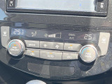 【オートエアコン】一度お好みの温度に設定すれば、車内の温度を検知し風量や温度を自動で調整。暑い&hellip;寒い&hellip;と何度もスイッチ操作をする必要はありません。快適な車内空間には必須の機能ですね♪