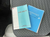 メンテナンスノート、取扱説明書ですね。 車の情報が凝縮されています。 車の整備記録が記載されている大事な物ですよ。