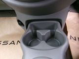 センター足元に、ドリンクホルダーや小物が置けるスペースがございます。