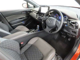 シンプルで使いやすいデザインの運転席です。