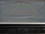 〔バックカメラ〕ギアをバックに入れると画面に自動的に後方映像が映し出され確認可能です。車庫入れなどの際に安全確認が出来て安心ですね。