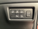 各種機能の切替スイッチは運転席パネル下に集約されています。任意で切り替え可能なため状況に合わせてお使いください。