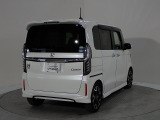 プライバシーガラスが装備されています。外を見るときには気にならずに、後方車両からは車内が見えにくい設計です、周りを気にせず、快適に運転できますよ。