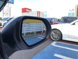 隣車線を走る車両をレーダーで検知し、ドアミラーでは確認しにくい後側方エリアに存在する車両に加え、急接近してくる車両も検知します。車両を検知するとドアミラーに搭載されたLEDインジケーターが点灯します。