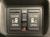 リアドアは乗り降りに便利な両側電動スライドドアです。また運転席に座っていながらスイッチ操作で自在にスライドドアを開け閉めできます。