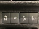 Hondaセンシング用の、VSA(ABS+TCS+横滑り抑制)解除と路外逸脱抑制機能のオンオフスイッチなどはハンドルの右側に装備しています。