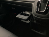 運転席からも助手席からも自由に使えるドリンクホルダーもついております。足元部分にはちょっとした小物を入れるのに便利な収納BOXもあります。