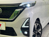 【LEDヘッドライト】悪天候や夜間走行時も良好な視界を確保し安心して運転できる高輝度LEDヘッドライトを装備!点灯速度が早く、消費電力も抑えられています。