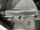 シートハイトアジャスターが付いているので運転姿勢を調整するのに便利ですね。身長に合ったシートポジションは安全運転や疲労軽減にもつながります。