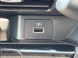 USBソケットがついてます!車の中でもスマホの充電が可能です!