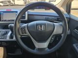 ドライバーの操作性に配慮したステアリング。快適な運転をサポートします。