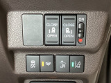 両側電動スライドドアは運転席から操作ができるよう、操作スイッチが付いています。Hondaセンシング用のVSA(ABS+TCS+横滑り抑制)解除と路外逸脱抑制機能などのスイッチがあります。