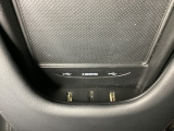 ナビゲーション用の外部入力可能なUSB端子などがついております。