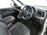 シンプルで使いやすいデザインの運転席です。