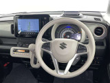 運転席まわりです。 各操作スイッチは使いやすい位置に配置されてます。