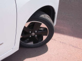 155/65R14タイヤ+専用アルミホイールです。スタッドレスタイヤや各種オプションのご注文も承っております(^^)!