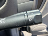 車外の明るさに応じでライトを点灯、消灯してくれるオートライト機能です☆お天気の良い昼間のトンネル走行などオートにしてると便利で安心です☆エンジン停止時にライトの消し忘れも無くなります☆
