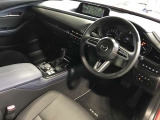 視線移動が少なくドライビングに専念できるコックピット。運転中に必要な「走行情報」とそれ以外の「便利・快適情報」を明確に分けてあるので情報を得る時に迷いを少なくしています。